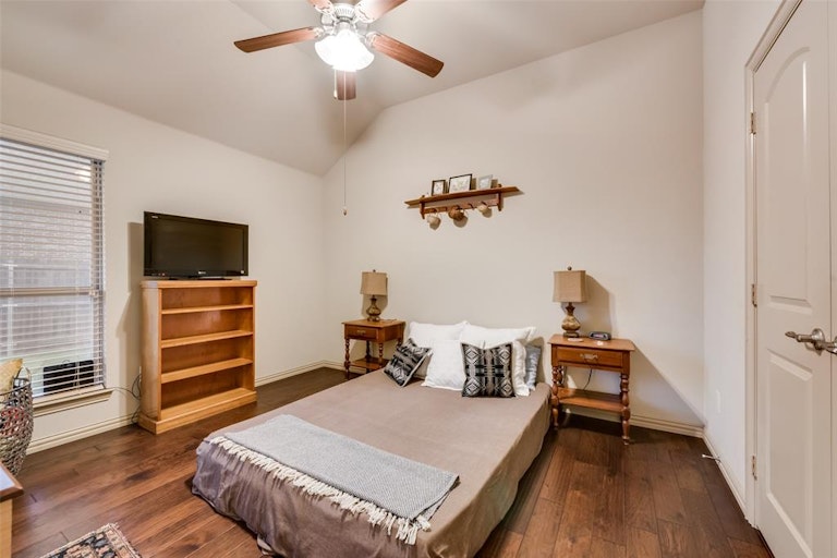 Photo 27 of 38 - 2222 Fallbrooke Dr, Grand Prairie, TX 75050