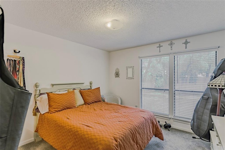 Photo 24 of 33 - 5918 Chimney Wood Cir, Fort Worth, TX 76112