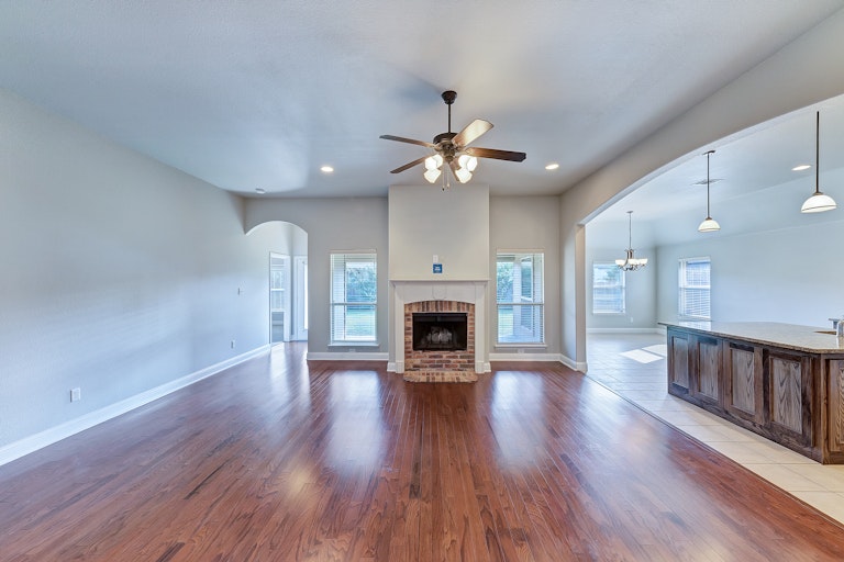 Photo 13 of 27 - 553 Sterling Dr, Fort Worth, TX 76126