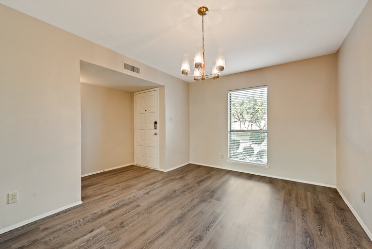 Photo 18 of 28 - 708 Green Canyon Dr, Mesquite, TX 75150