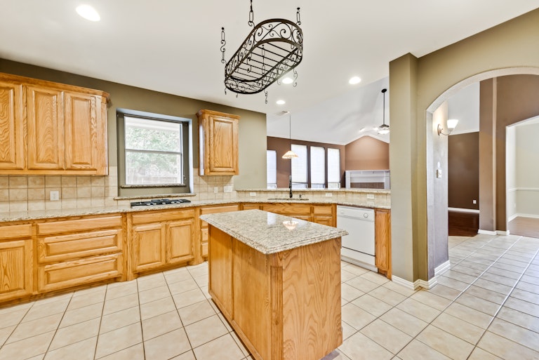 Photo 5 of 29 - 5733 Sugar Maple Dr, Fort Worth, TX 76244