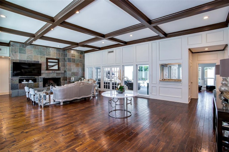 Photo 8 of 27 - 6015 Twin Coves St, Dallas, TX 75248