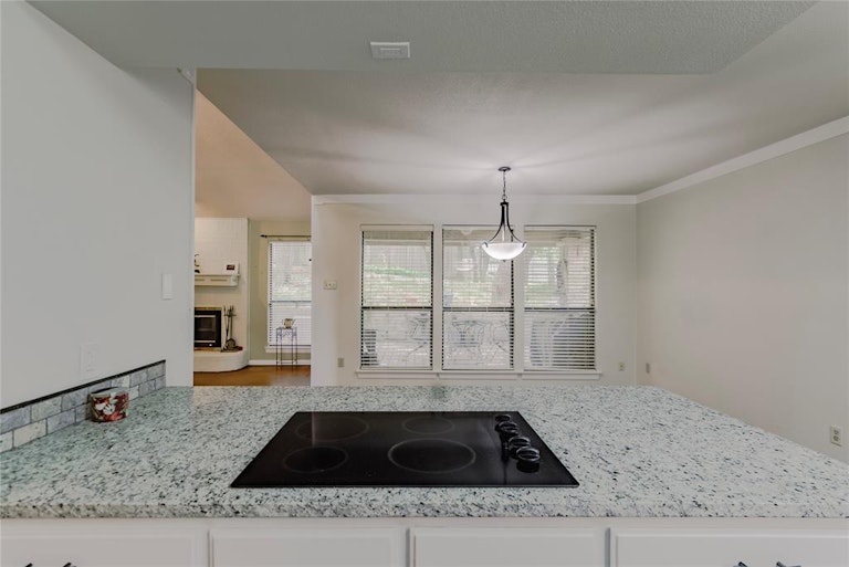 Photo 10 of 33 - 5918 Chimney Wood Cir, Fort Worth, TX 76112