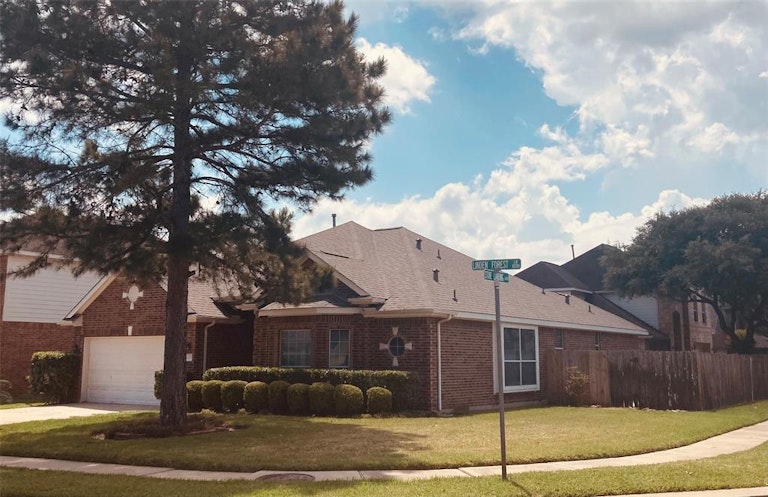 Photo 2 of 15 - 18215 Linden Forest Ln, Katy, TX 77449