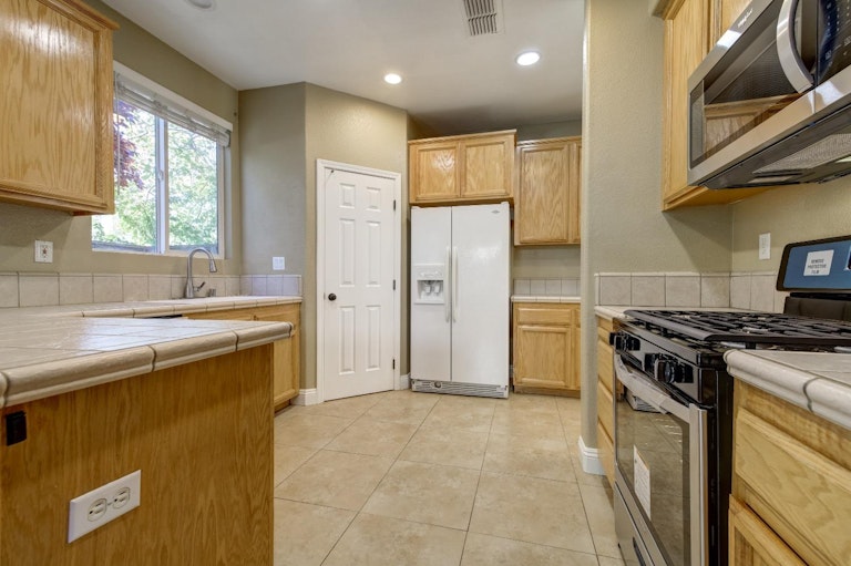 Photo 10 of 38 - 5403 Baccus Way, Sacramento, CA 95835