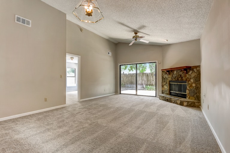 Photo 6 of 32 - 3846 Union Pacific Dr E, Jacksonville, FL 32246