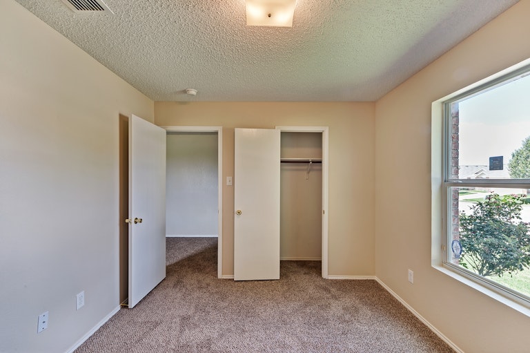 Photo 17 of 22 - 4901 Parkview Hills Ln, Fort Worth, TX 76179