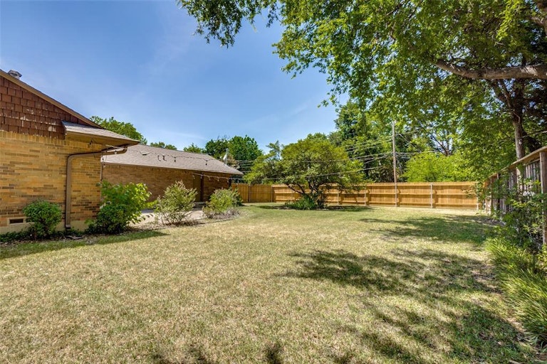 Photo 33 of 37 - 1759 Crowberry Dr, Dallas, TX 75228