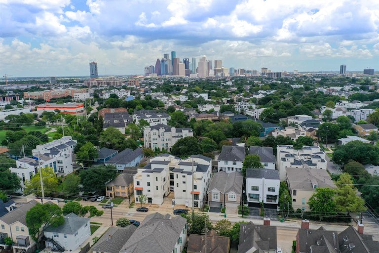 Photo 5 of 45 - 1801 Dunlavy St, Houston, TX 77006