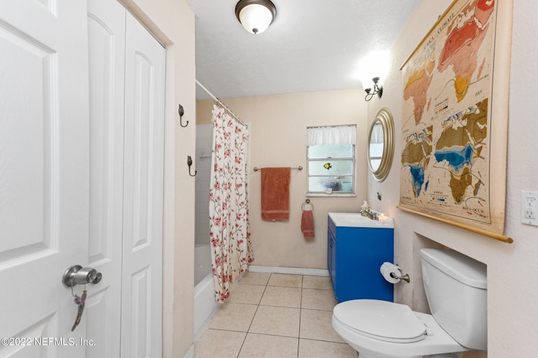 Photo 13 of 27 - 5804 Rover Dr, Jacksonville, FL 32244