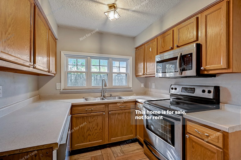 Photo 4 of 30 - 4251 Queensway Dr, Jacksonville, FL 32257