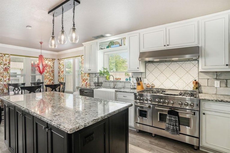 Photo 15 of 34 - 5901 Westgate Dr, Fort Worth, TX 76179