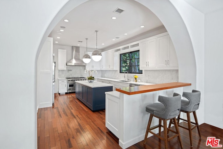 Photo 9 of 24 - 115 S Edinburgh Ave, Los Angeles, CA 90048