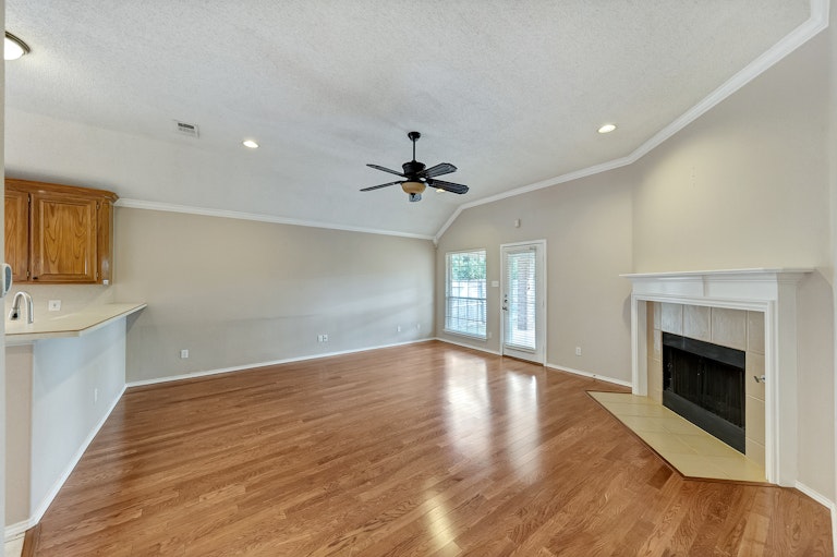 Photo 12 of 28 - 8708 Saranac Trl, Fort Worth, TX 76118