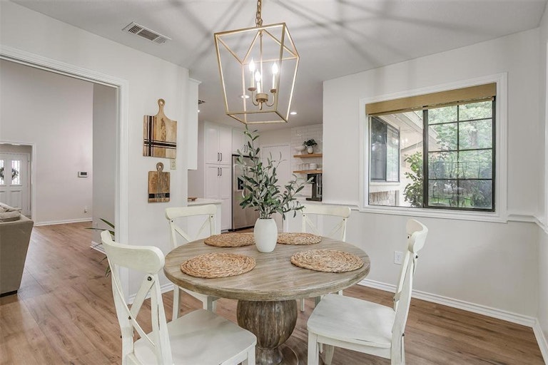 Photo 10 of 40 - 312 Emerald Ct, Burleson, TX 76028