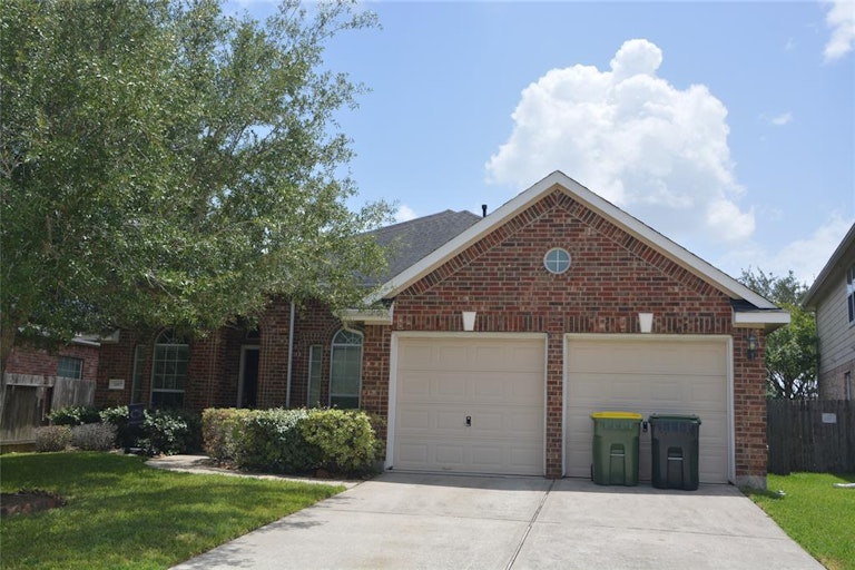 Photo 1 of 26 - 2417 Canyon Springs Dr, Pearland, TX 77584
