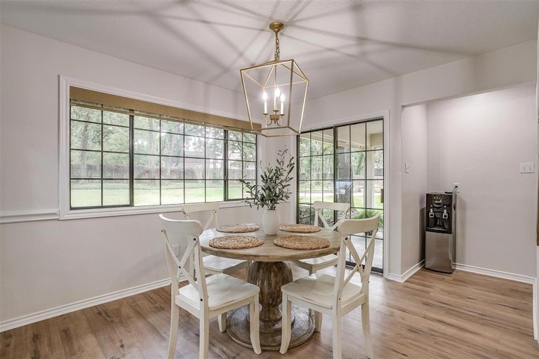 Photo 9 of 40 - 312 Emerald Ct, Burleson, TX 76028