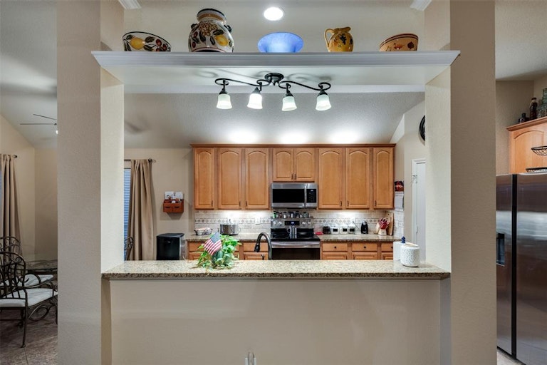Photo 15 of 35 - 10304 Fossil Valley Dr, Fort Worth, TX 76131