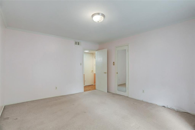 Photo 13 of 18 - 357 N Post Oak Ln #102, Houston, TX 77024