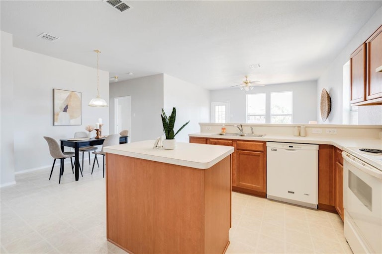 Photo 9 of 25 - 9873 Sparrow Hawk Ln, Fort Worth, TX 76108