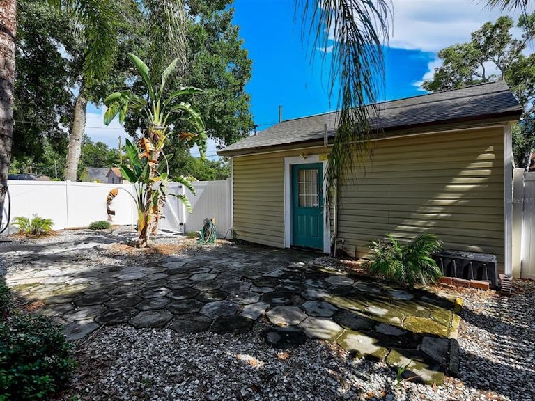 Photo 36 of 42 - 2010 Burlington Ave N, Saint Petersburg, FL 33713