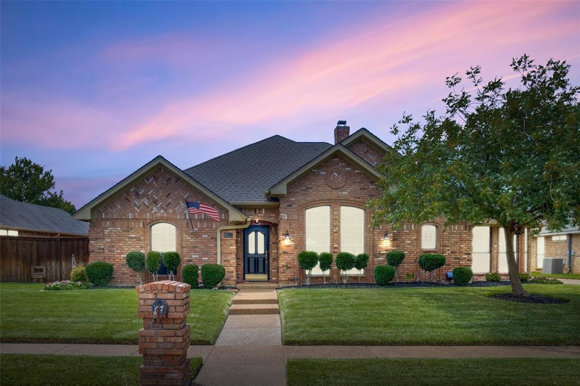 Photo 1 of 27 - 3825 Edgewater Dr, Bedford, TX 76021