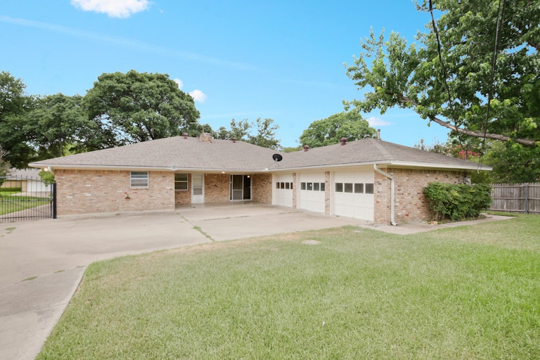 Photo 5 of 24 - 3528 Wren Ave, Fort Worth, TX 76133