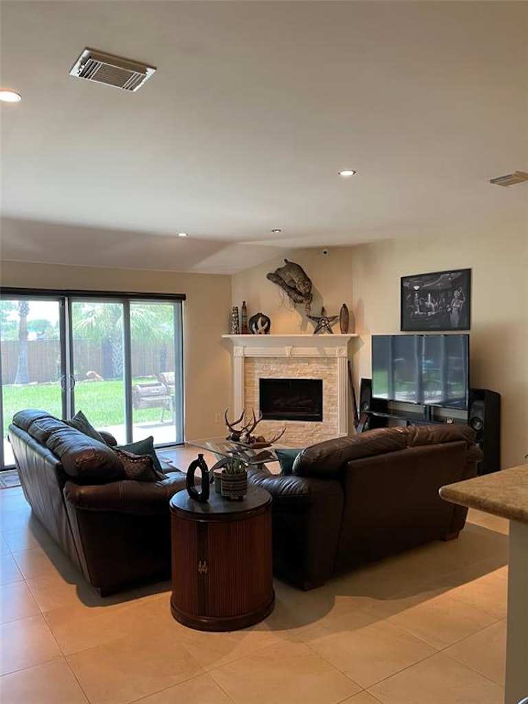Photo 5 of 23 - 13811 River Keg Dr, Houston, TX 77083
