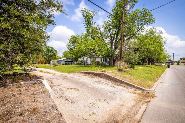Photo 32 of 35 - 140 Wright Ave, New Braunfels, TX 78130