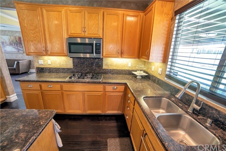 Photo 12 of 50 - 7491 Spindlewood Dr, Eastvale, CA 92880