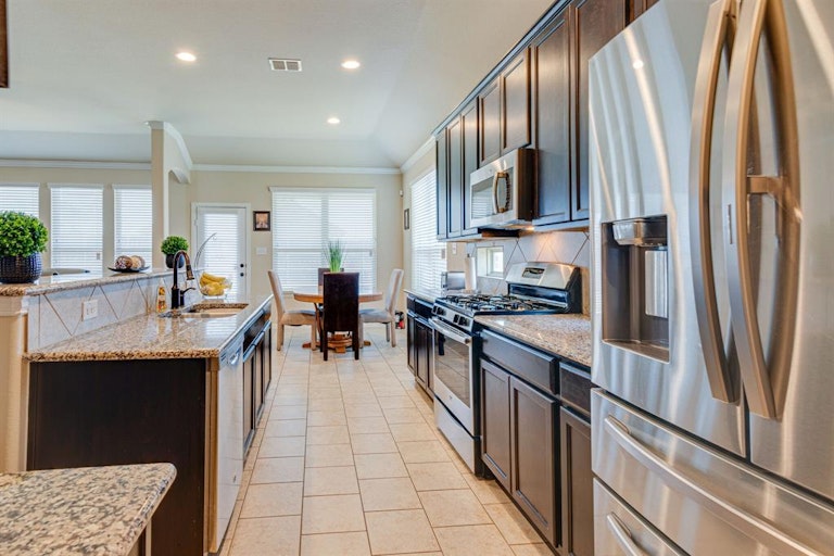 Photo 23 of 40 - 1508 Fallingwater Trl, Haslet, TX 76052