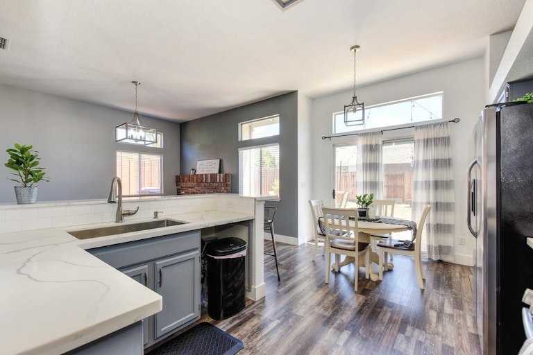 Photo 22 of 40 - 8372 Vintage Park Dr, Sacramento, CA 95828