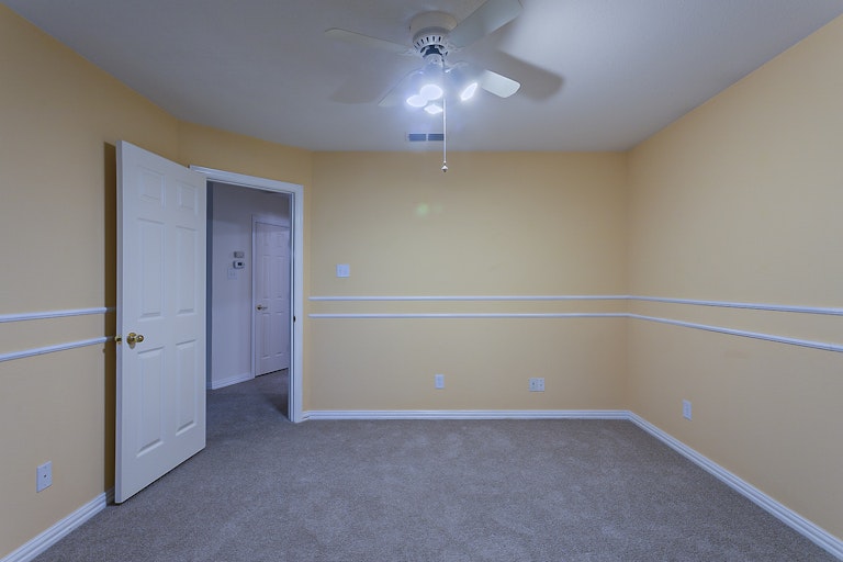 Photo 19 of 28 - 124 Hummingbird Ln, Justin, TX 76247