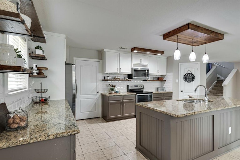 Photo 14 of 34 - 6040 Saddle Flap Dr, Fort Worth, TX 76179