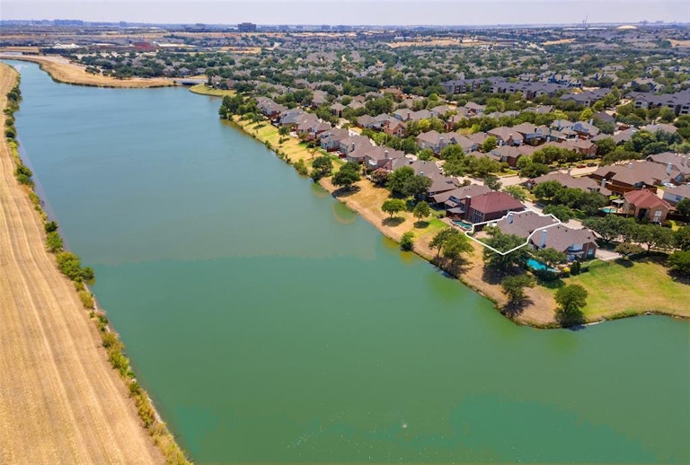 Photo 4 of 28 - 8904 Lakewood Dr, Irving, TX 75063