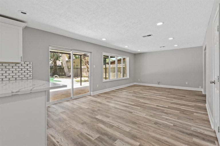 Photo 14 of 36 - 214 Andorra Ln, Houston, TX 77015