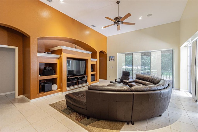 Photo 13 of 36 - 1462 Kensington Woods Dr, Lutz, FL 33549