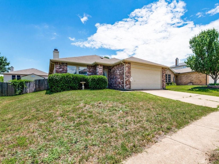 Photo 1 of 23 - 5309 Kingslink Cir, Fort Worth, TX 76135