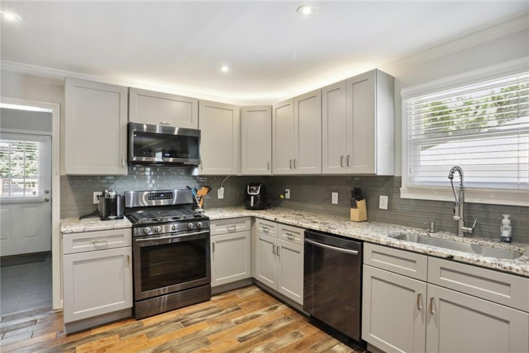 Photo 12 of 26 - 1984 Woodland Hills Ave NW, Atlanta, GA 30318