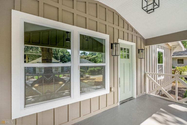 Photo 2 of 28 - 710 S Grand Ave NW, Atlanta, GA 30318