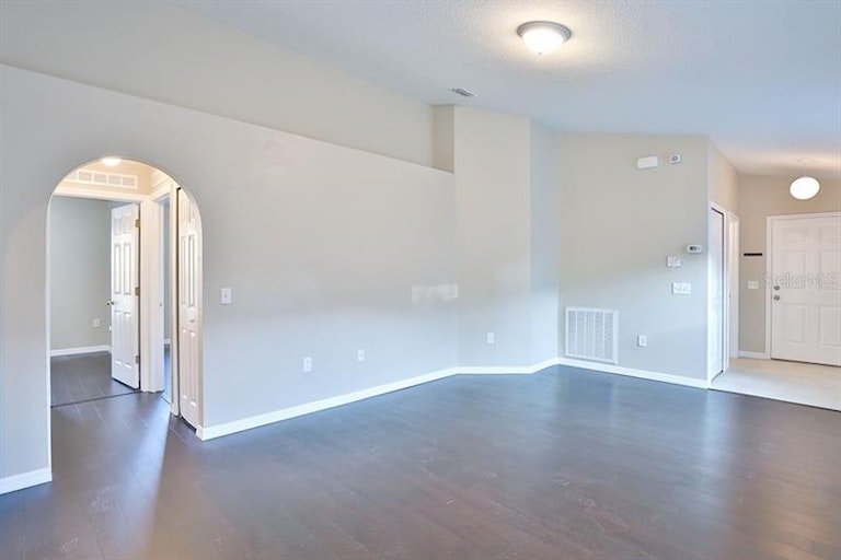 Photo 4 of 25 - 815 Brenton Leaf Dr, Ruskin, FL 33570