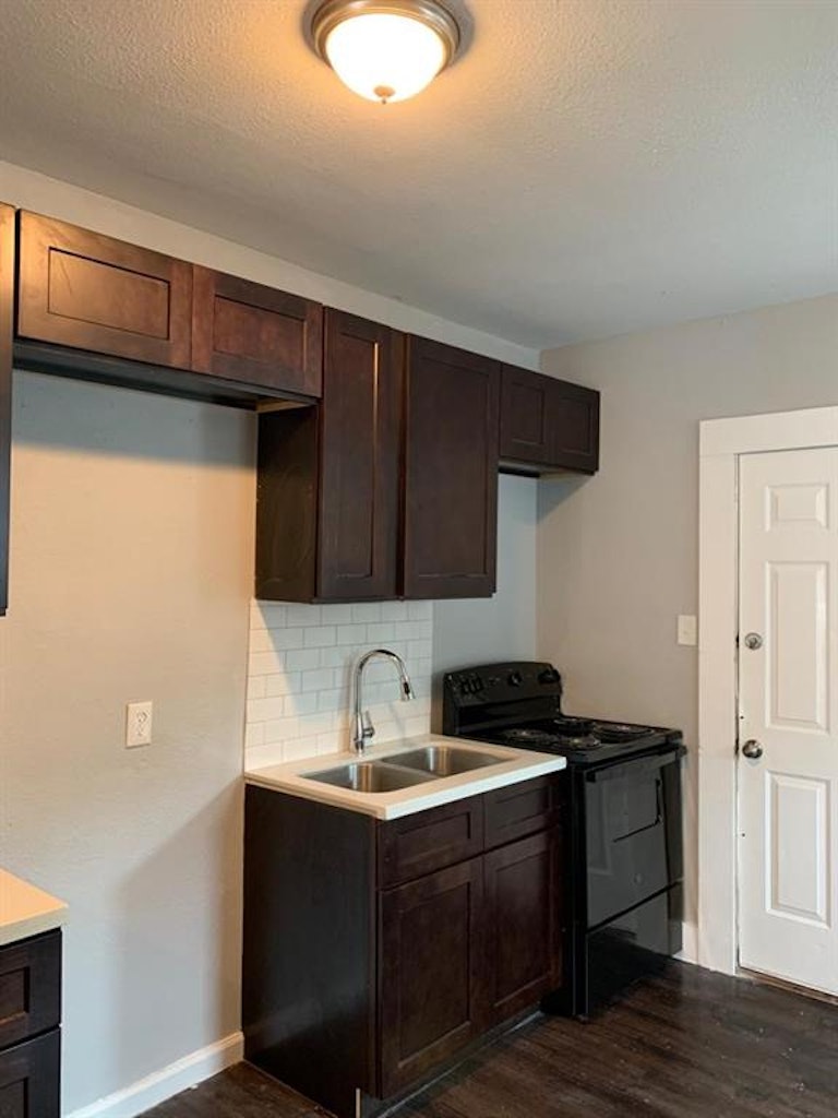 Photo 8 of 17 - 211 E Sterling St #4, Baytown, TX 77520