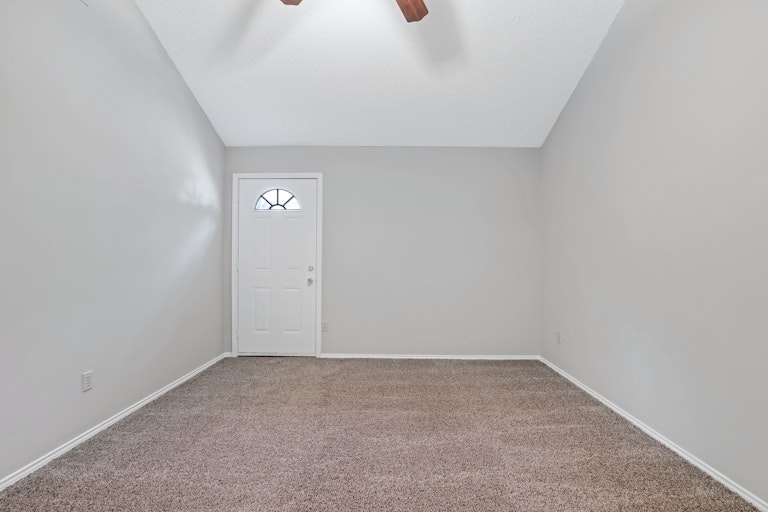 Photo 14 of 25 - 606 Myrtle Dr, Arlington, TX 76018