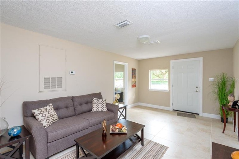 Photo 14 of 25 - 1706 Washington Rd, Valrico, FL 33594