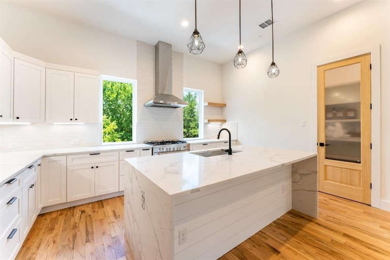 Photo 17 of 40 - 352 Foch St, Fort Worth, TX 76107