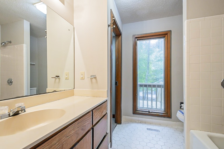 Photo 6 of 22 - 110 Hunters Ridge Rd, Chapel Hill, NC 27517