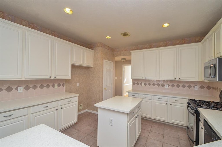Photo 17 of 34 - 14810 Winterfair Dr, Houston, TX 77082