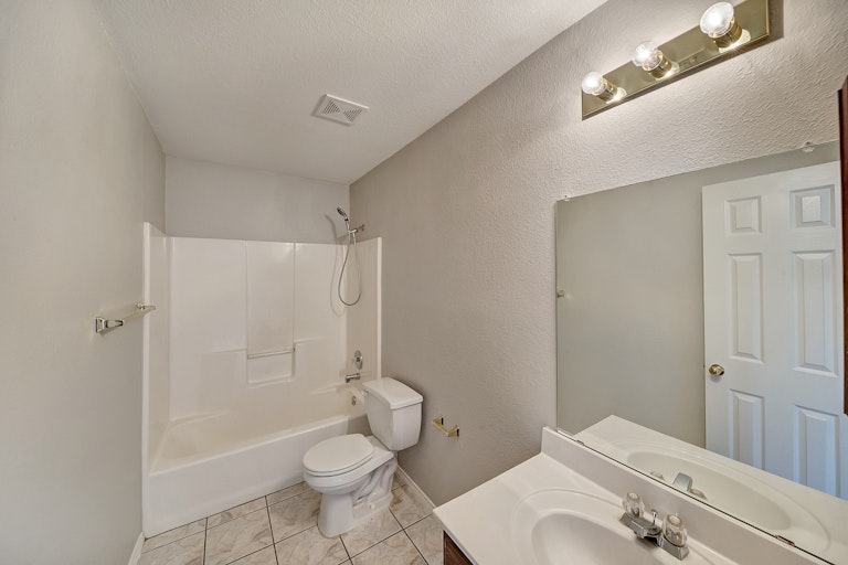 Photo 31 of 33 - 2305 Hickory Ct, Little Elm, TX 75068