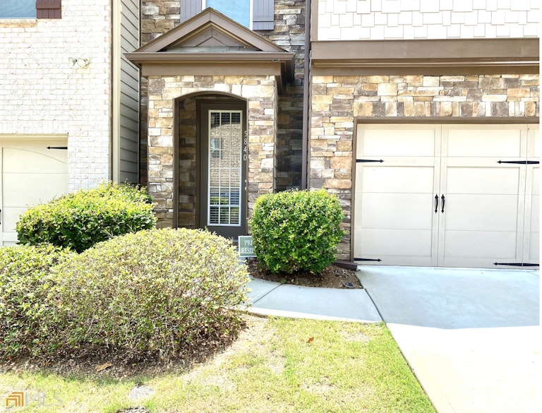 Photo 2 of 40 - 5840 Keystone Ln, Lithonia, GA 30058