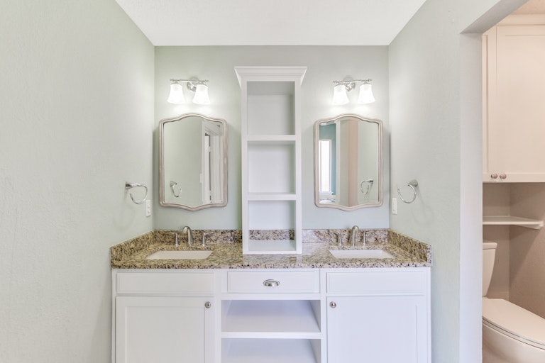 Photo 11 of 25 - 3252 Silent Creek Trl, Hurst, TX 76053